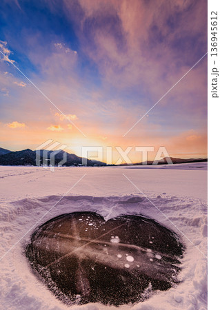 雪原に浮かぶハートの氷と紫色の空（糠平湖の朝） 136945612