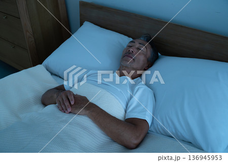 ベッドで眠るシニア男性　ライフスタイルイメージ 136945953
