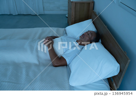 ベッドで眠るシニア男性　ライフスタイルイメージ 136945954