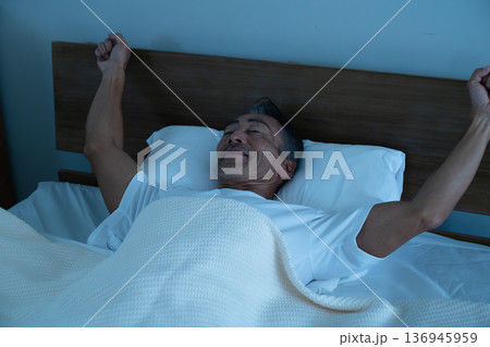 ベッドで眠るシニア男性 ライフスタイルイメージ ベッドで眠るシニア男性 ライフスタイルイメージ 136945959