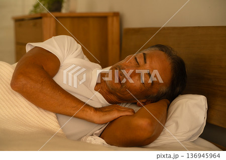 ベッドで眠るシニア男性　ライフスタイルイメージ 136945964
