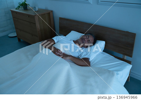 ベッドで眠るシニア男性　ライフスタイルイメージ 136945966