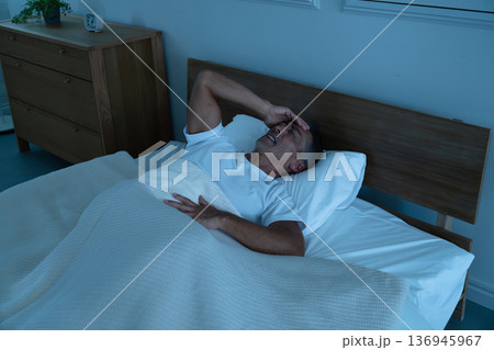 ベッドで眠るシニア男性　ライフスタイルイメージ 136945967