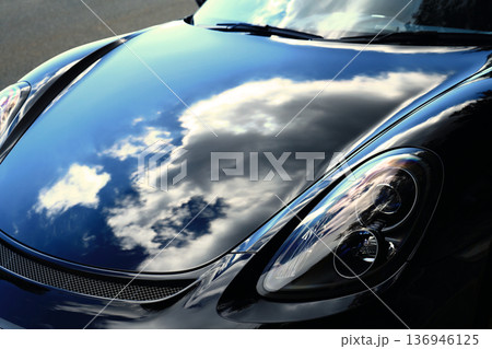 ピカピカのスポーツカーのボンネット 136946125