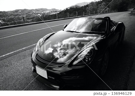 艶々の黒いオープンカー 136946129