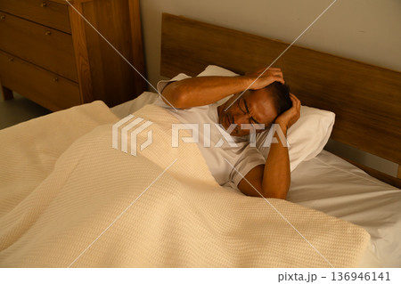 ベッドで眠るシニア男性　ライフスタイルイメージ 136946141
