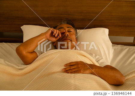 ベッドで眠るシニア男性　ライフスタイルイメージ 136946144