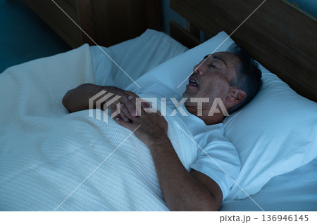 ベッドで眠るシニア男性　ライフスタイルイメージ 136946145