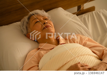 ベッドで眠るシニア女性　ライフスタイルイメージ 136946147