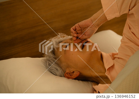 ベッドで眠るシニア女性 ライフスタイルイメージ ベッドで眠るシニア女性 ライフスタイルイメージ 136946152