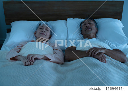 ベッドで眠るシニア夫婦 ライフスタイルイメージ ベッドで眠るシニア夫婦 ライフスタイルイメージ 136946154