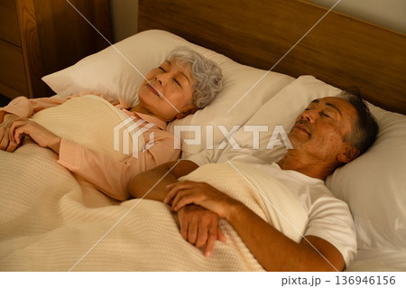 ベッドで眠るシニア夫婦　ライフスタイルイメージ 136946156