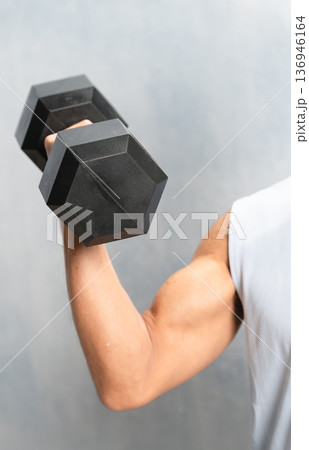 ダンベルを持つシニア男性　スポーツイメージ 136946164