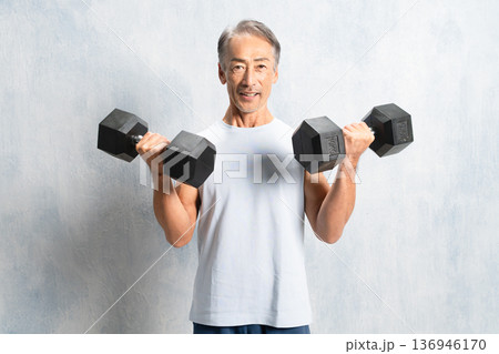 ダンベルを持つシニア男性　スポーツイメージ 136946170