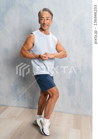 トレーニングウェア姿のシニア男性 スポーツイメージ トレーニングウェア姿のシニア男性 スポーツイメージ 136946203
