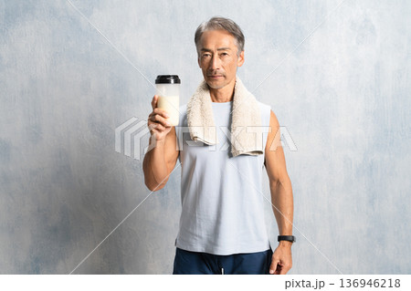 プロテインを飲むシニア男性 スポーツイメージ プロテインを飲むシニア男性 スポーツイメージ 136946218