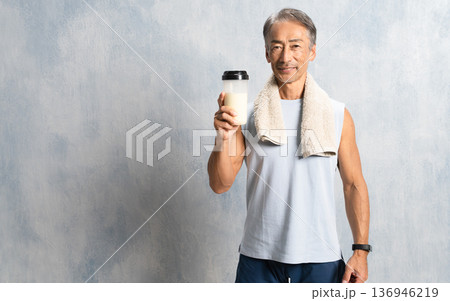 プロテインを飲むシニア男性 スポーツイメージ プロテインを飲むシニア男性 スポーツイメージ 136946219
