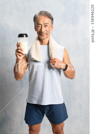 プロテインを飲むシニア男性 スポーツイメージ プロテインを飲むシニア男性 スポーツイメージ 136946220