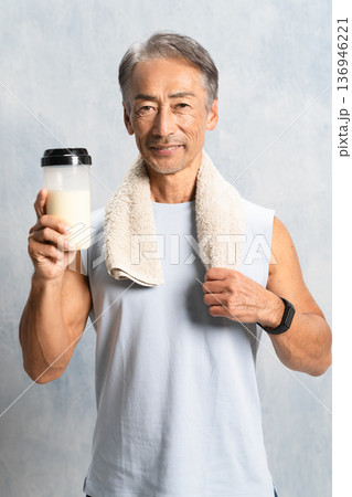 プロテインを飲むシニア男性 スポーツイメージ プロテインを飲むシニア男性 スポーツイメージ 136946221