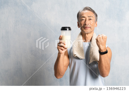 プロテインを飲むシニア男性 スポーツイメージ プロテインを飲むシニア男性 スポーツイメージ 136946223