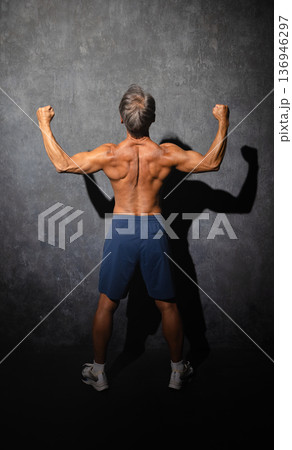 上半身裸でボディビルのポージングをとるシニア男性　スポーツイメージ 136946297