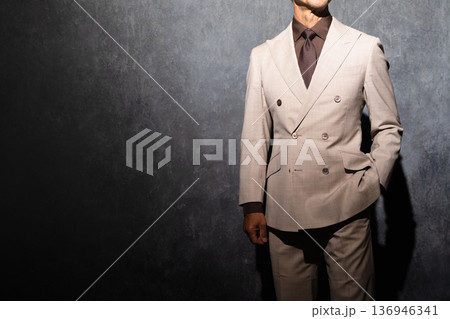 ダブルのスーツを着たシニア男性 ライフスタイルイメージ ダブルのスーツを着たシニア男性 ライフスタイルイメージ 136946341