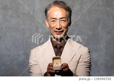 指輪を持ったシニア男性　ライフスタイルイメージ 136946356