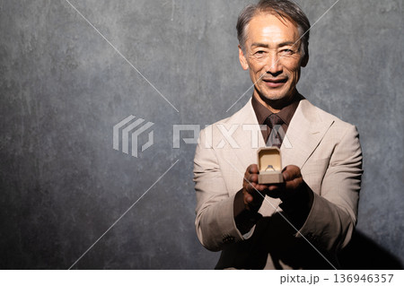 指輪を持ったシニア男性　ライフスタイルイメージ 136946357