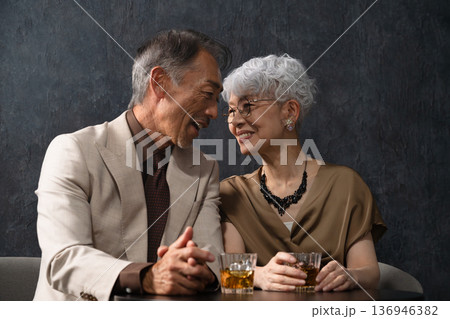 ブランデーを飲むシニア男女　ライフスタイルイメージ 136946382