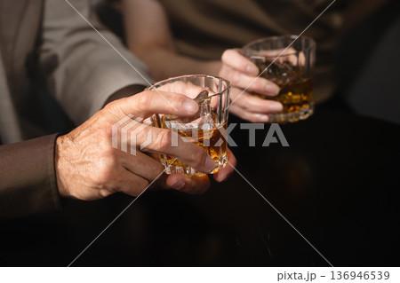 ブランデーを飲むシニア男女 ライフスタイルイメージ ブランデーを飲むシニア男女 ライフスタイルイメージ 136946539