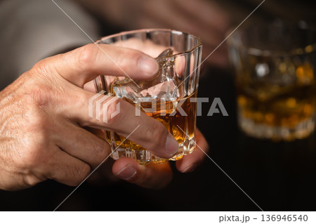 ブランデーを飲むシニア男女　ライフスタイルイメージ 136946540