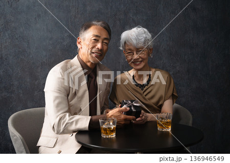 女性に指輪を渡す男性　ライフスタイルイメージ 136946549