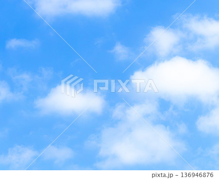 青い空と白い雲のシンプルな風景 青い空と白い雲のシンプルな風景 136946876