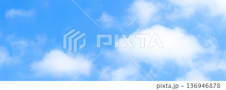 青い空と白い雲のシンプルな風景 青い空と白い雲のシンプルな風景 136946878