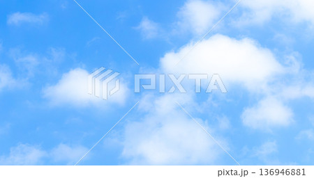 青い空と白い雲のシンプルな風景 136946881