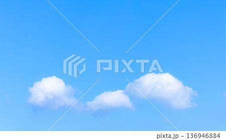 青い空と白い雲のシンプルな風景 136946884
