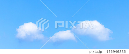 青い空と白い雲のシンプルな風景 136946886