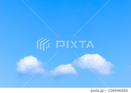 青い空と白い雲のシンプルな風景 青い空と白い雲のシンプルな風景 136946889