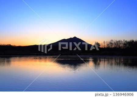 夜明け前の筑波山/茨城県筑西市 母子島遊水地 夜明け前の筑波山/茨城県筑西市 母子島遊水地 136946906