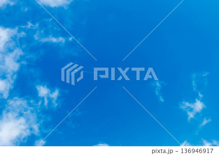 青空と雲と飛行機 余白のある背景素材 青空と雲と飛行機 余白のある背景素材 136946917