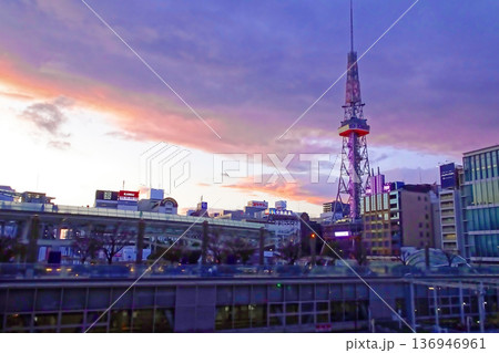 名古屋市オアシス21の夕暮れ 名古屋市オアシス21の夕暮れ 136946961