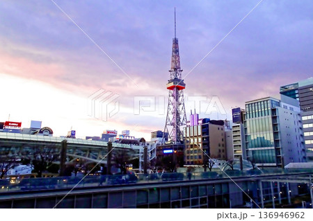 名古屋市オアシス21の夕暮れ 名古屋市オアシス21の夕暮れ 136946962