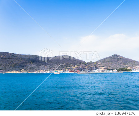 瀬戸内海の浮かぶ女木島をフェリーから見た風景 136947176