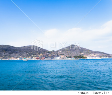 瀬戸内海の浮かぶ女木島をフェリーから見た風景 瀬戸内海の浮かぶ女木島をフェリーから見た風景 136947177