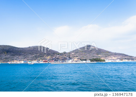 瀬戸内海の浮かぶ女木島をフェリーから見た風景 136947178