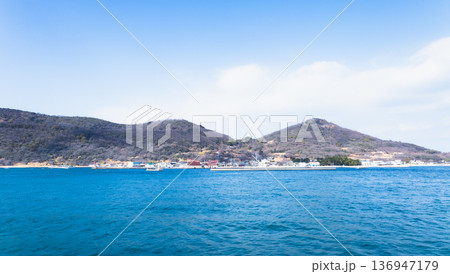 瀬戸内海の浮かぶ女木島をフェリーから見た風景 136947179