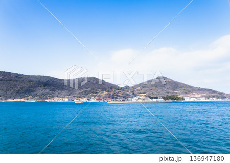 瀬戸内海の浮かぶ女木島をフェリーから見た風景 瀬戸内海の浮かぶ女木島をフェリーから見た風景 136947180