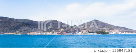 瀬戸内海の浮かぶ女木島をフェリーから見た風景 136947181