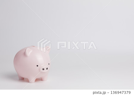 白背景に置かれたピンクの豚の貯金箱 136947379