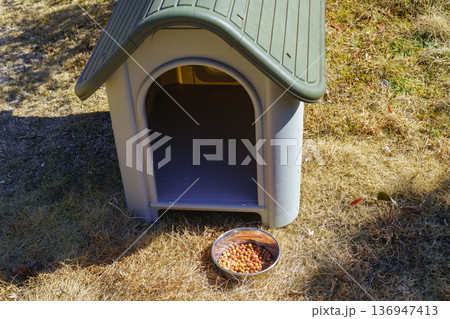 庭の犬小屋とドッグフード 庭の犬小屋とドッグフード 136947413